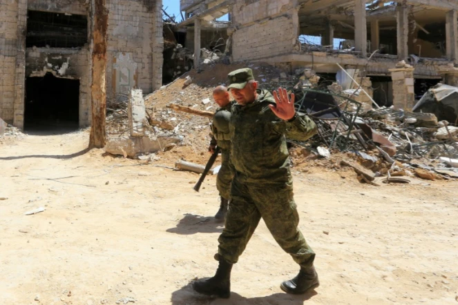 Des militaires russes patrouillent dans les ruines de Douma, le 16 avril 2018