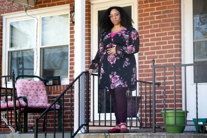Ashley Esposito, devant son domicile à Baltimore (Maryland), le 6 avril 2020 envisage l'accouchement à domicile en raison du coronavirus