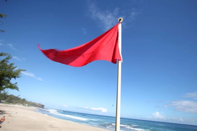Drapeau rouge sur la plage de Boucan Canot