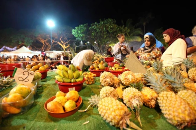 Samedi 1er octobre 2011 - Kudoro géant au marché de nuit de Saint-Denis en attendant le début du Kaloo bang (Photo image.re)