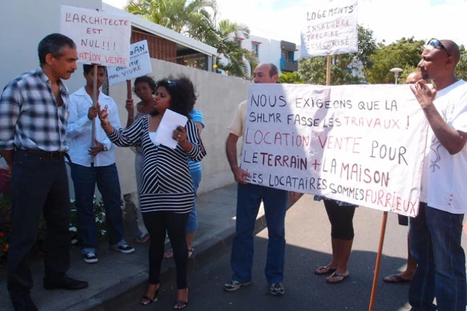 Mercredi 5 octobre 2011 - Les habitants du quartier Magellan au Port ont montré leur ras-le-bol aux responsables de la SHLMR