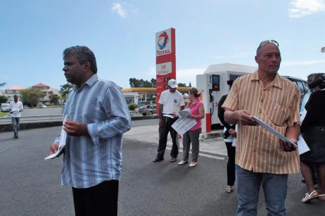 Mercredi 12 octobre 2011 - L'ARCP mène une opération de sensibilisation sur les prix des carburants et du gaz à la station Total de Sainte-Marie