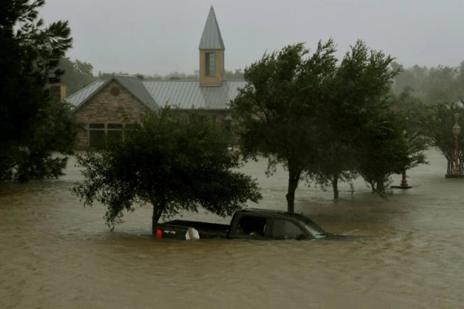 Une voiture submergée par les inondations causées par la tempête Harvey le 28 août 2017 à Houston
