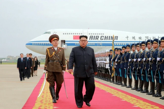 Photo fournie le 13 juin 2018 par l'agence nord-coréenne Kcna du leader nord-coréen Kim Jong Un à son arrivée à l'aéroport de Pyongyang après le sommet avec le président américain Donald Trump à Singapour