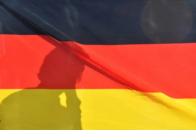 L'ombre d'un supporter derrière un drapeau allemand le 27 juin 2018 à Berlin, après l'élimination de son équipe dès le 1er tour du Mondial  