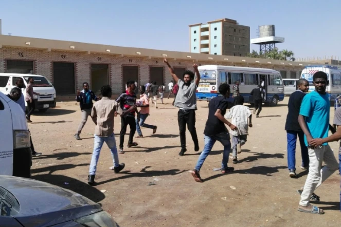 Des soudanais manifestent contre le président Omar el-Béchir, dans les rues de la capitale Khartoum, le 13 janvier 2019