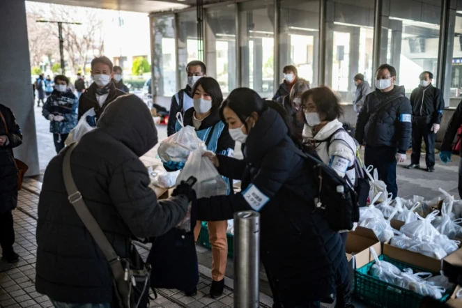 Des bénévoles de l'ONG  Moyai distribuent des colis alimentaires à Tokyo, le 9 janvier 2021