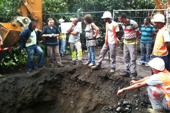 Mardi 10 janvier 2012  - Sainte-Suzanne - Des experts examinent les ossements humains retrouvés sous un chantier (Photo Maurice Leprince)