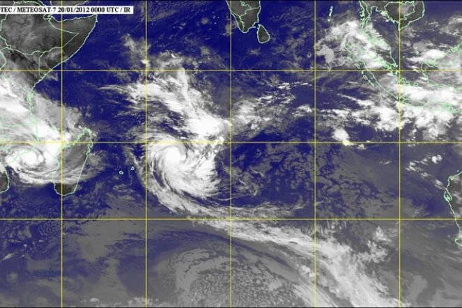 Vendredi 20 janvier 2012 - Les systèmes dépressionnaires Ethel et Funso dans le sud-ouest de l'Océan Indien (image satellite www.mtotec.com)