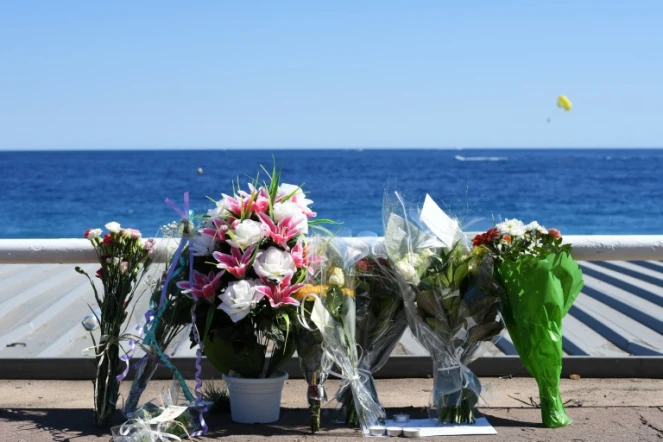 Des fleurs sur la Promenade des Anglais, en hommage aux victimes, le 16 juillet 2016 à Nice