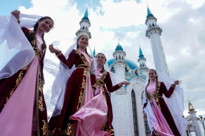 Des reines de beauté russes, posent en tenues caucasiennes à Kazan, l'une des villes accueillant le Mondial, le 15 juin 2018 