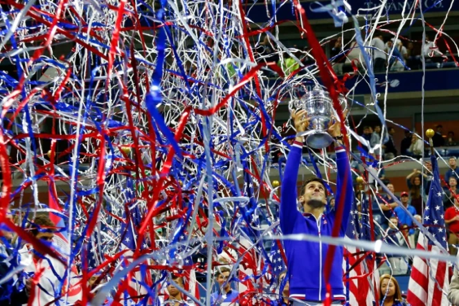 Novak Djokovic brandit le trophée de l'US Open, le 13 septembre 2015 à New York