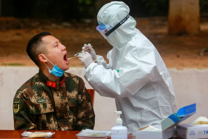 Un membre de personnel médical effectue des prélèvements sur des membres de la police militaire chinoise, à Shenzhen en Chine le 11 février 2020