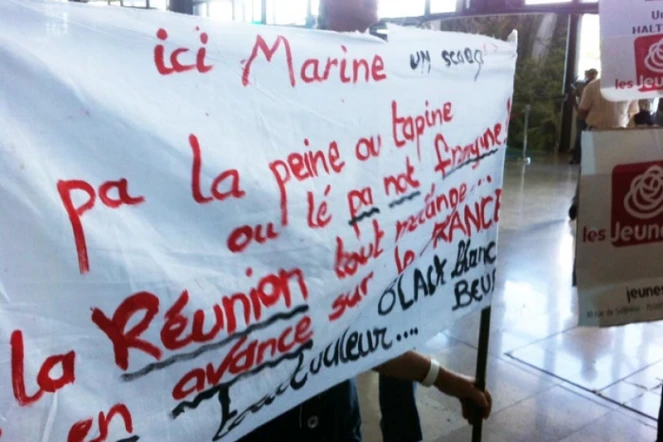 Mardi 7 février 2012 - Une cinquantaine de manifestants proteste contre la venue de Marine Le Pen à La Réunion