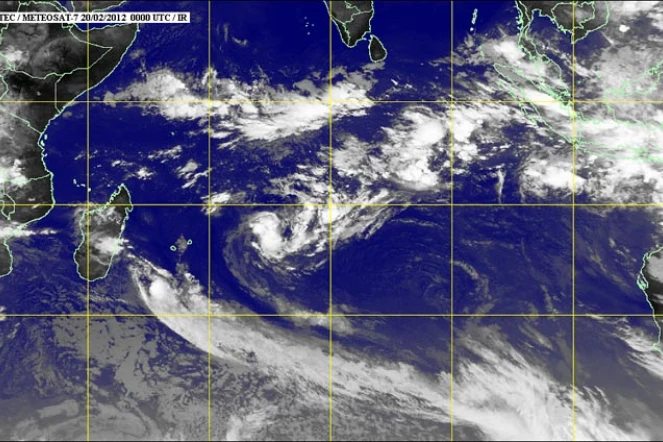 Lundi 20 février 2012 - Les systèmes dépressionnaires Giovanna et Hilwa dans le sud-ouest de l'Océan Indien (image satellite www.mtotec.com)
