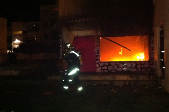 Jeudi 23 février 2012 - Le Port - Les émeutiers ont mis le feu à un salon de coiffure situé au rez des chaussée d'un immeuble d'habitations (Photo D.R.)