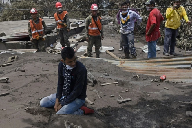 Un homme pleure devant sa maison ensevellie de cendres les membres de sa famille disparus, le 7 juin 2018 à Escuintla