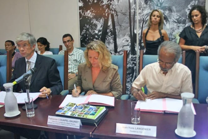 Lundi 19 mars 2012 - Signature de convention entre la Région et le TCO (Photo D.R)