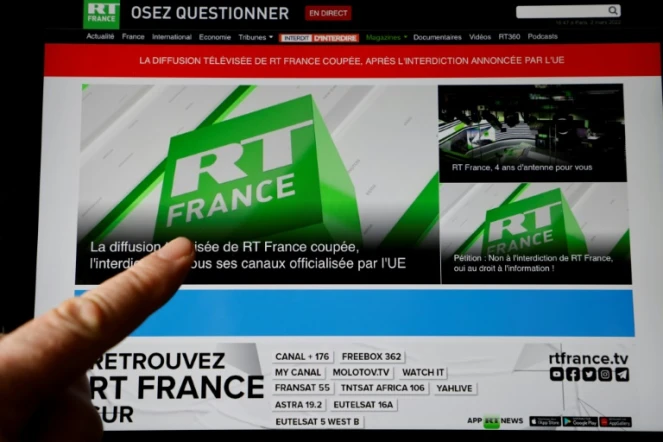 L'annonce par RT France de la suspension de sa diffusion, sur un écran, le 2 mars 2022 à Paris