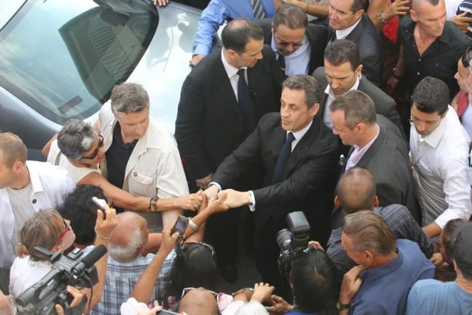 Bain de foule de Nicolas Sarkozy à Saint-Pierre le 4 avril 2012