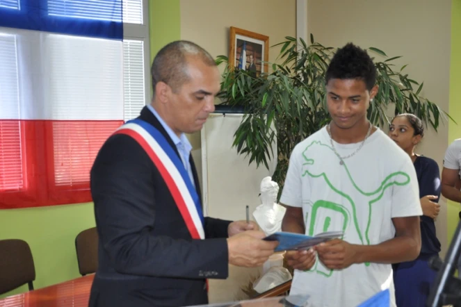 Mercredi 4 avril 2012 - Remise de cartes électorales aux jeunes électeurs à Petite-Ile (photo D.R)