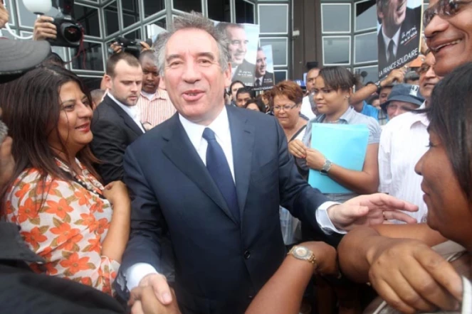 Dimanche 8 avril 2012 - Arrivée de François Bayrou à l'aéroport de Gillot