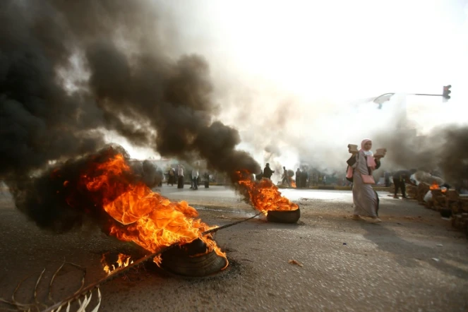 Un protestataire sur une barricade à Khartoum, le 3 juin 2019
