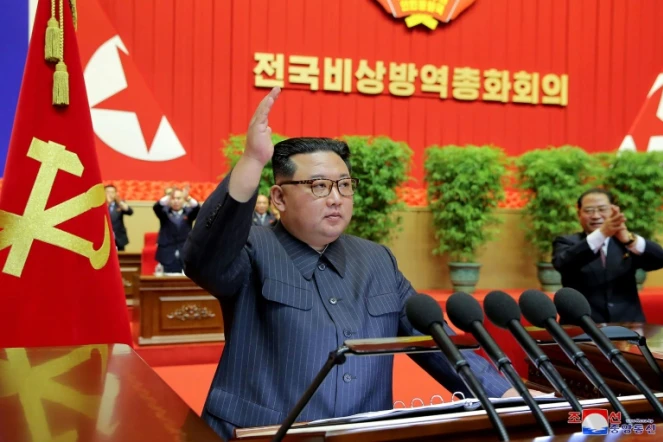 Le dirigeant nord-coréen Kim Jong Un prend la parole pendant une réunion consacrée à la lutte contre l'épidémie, le 10 août 2022 à Pyongyang