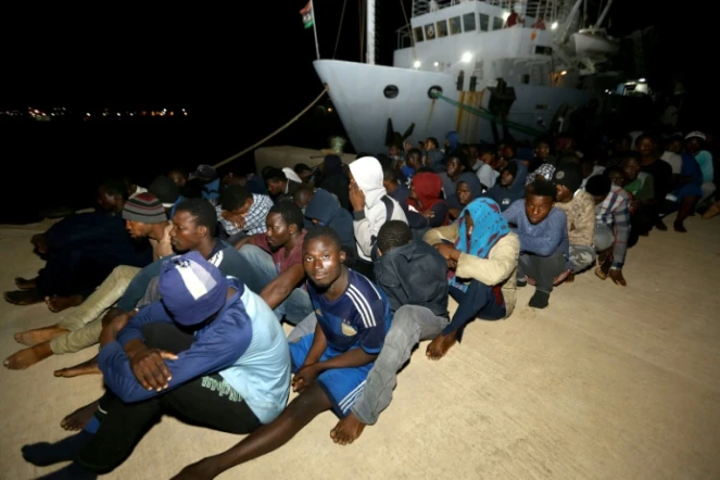 Des migrants attendent sur une base navale à Tripoli, en Libye, après avoir été secourus en Méditerranée, le 24 juin 2018