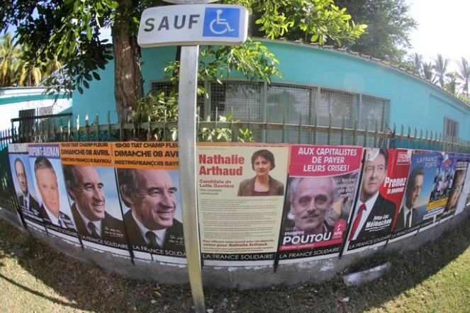 Affiches des candidats pour le premier tour de l'élection présidentielle le dimanche 22 avril 2012