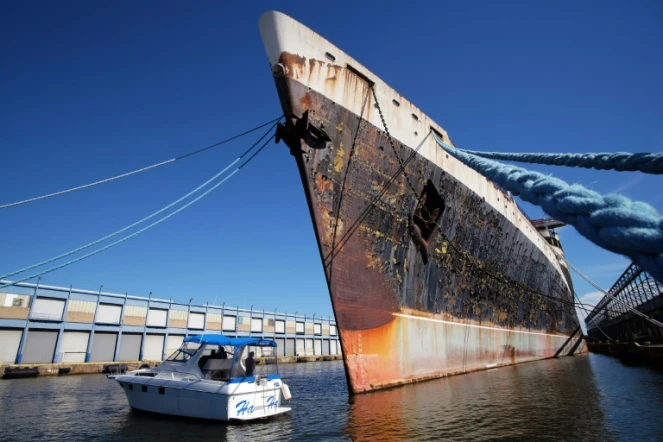 Le paquebot United States amarré à un quai au port de  Philadelphie, le 10 octobre 2015