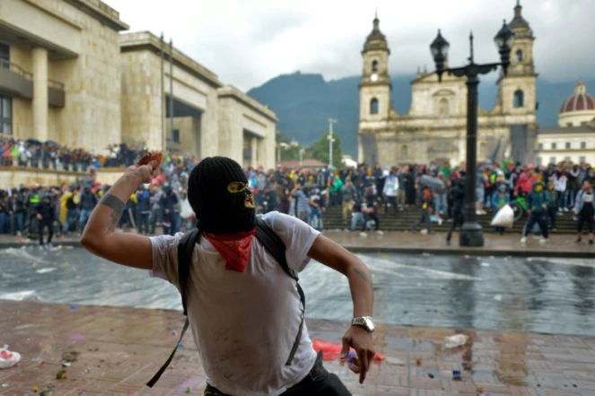 Un manifestant lançant une pierre contre la police, le 21 novembre 2019 à Bogota.