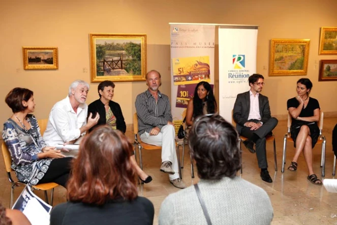 Vendredi 18 mai 2012 - Michèle Caniguy, entourée des directeurs et conservateurs des musées et des deux partenaires de la Convention, Ecole des Beaux Arts et Ecole de l'architecture (Bruno Bamba - Service Communication du Conseil