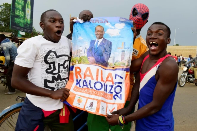 Des partisans du candidat d'opposition Raila Odinga brandissent une affiche de campagne, dans les rues de Kisumu, au Kenya, le 10 août 2017