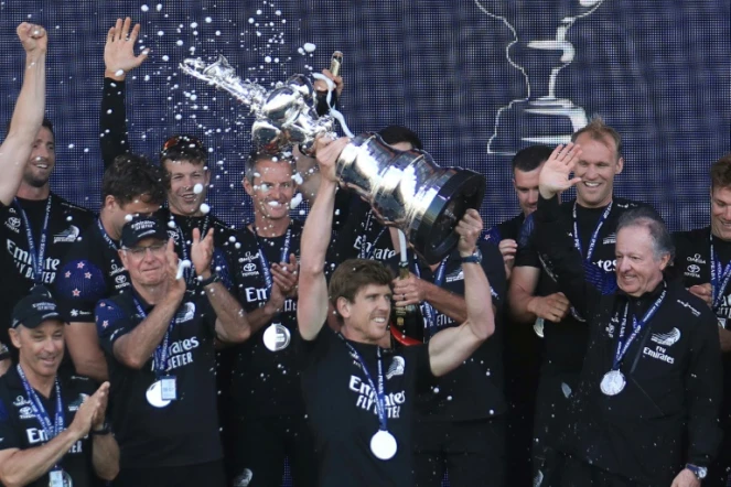 Team New Zealand célèbre sa victoire lors de la 36e édition de la Coupe de l'America à Auckland le 17 mars 2021