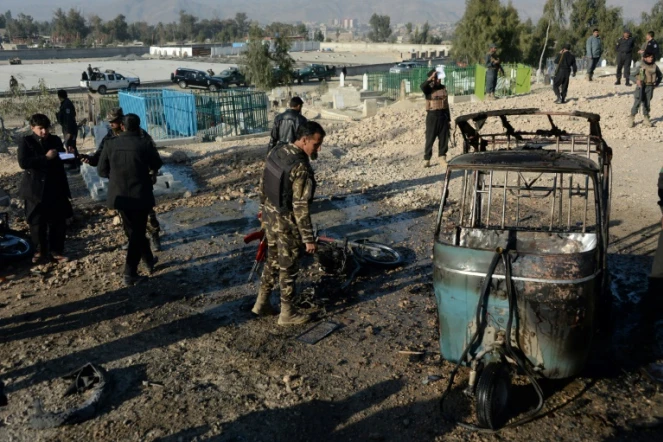 Des personnels de sécurité à Jalalabad, après une attaque kamikaze lors de funérailles dans l'est de l'Afghanistan, le 31 décembre 2017