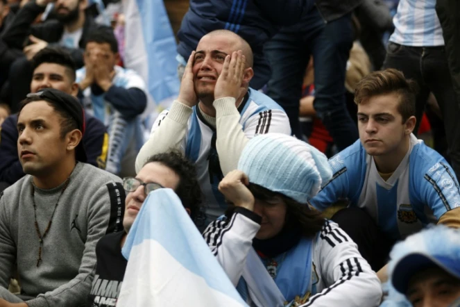 Les supporters argentins effondrés à Buenos Aires après la défaite face à la France à Kazan en 8e de finale du Mondial le 30 juin 2018