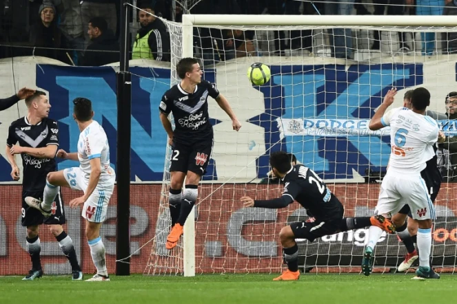 Florian Thauvin (N.26) inscrit de la tête, pour l'OM, l'unique but du match contre Bordeaux au stade Vélodrome, le 18 février 2018