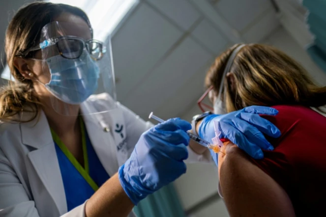 Une infirmière administre le vaccin de Pfizer-BioNTech à une femme au centre médical Ashford de San Juan à Puerto Rico le 15 décembre 2020