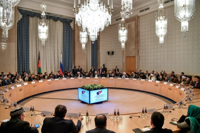 Les participants aux discussions entre talibans et opposition afghanes réunis le 5 février 2019 dans un hôtel de Moscou