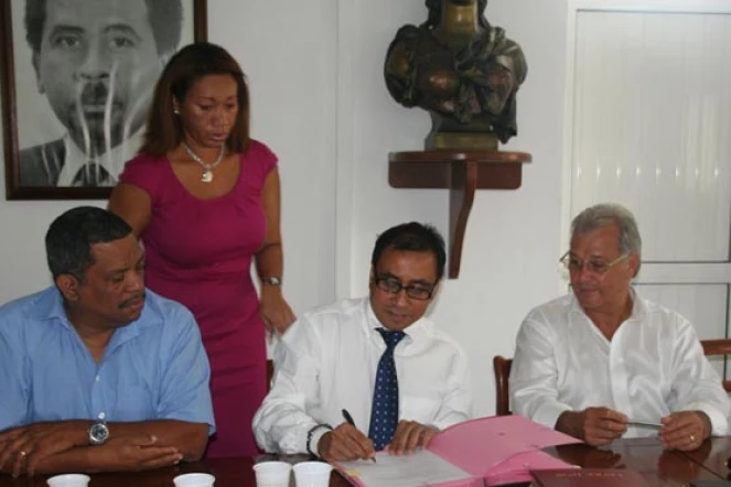 Mercredi 18 juillet 2012 - Signature d'une convention-cadre entre la CCIR et la commune de Sainte-Suzanne pour le développement économique de la ville (photo D.R)