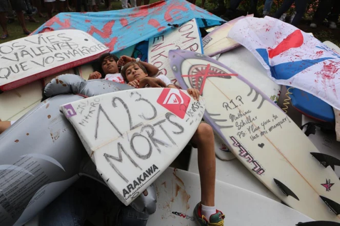 Saint-Denis - Jeudi 26 juillet 2012 - Rassemblement de surfeurs devant la préfecture pour demander des mesures de protection contre les requins