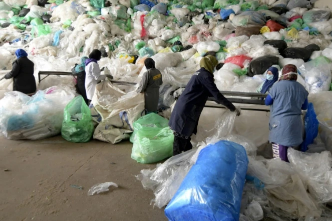 Des employées trient les déchets dans un centre de recyclage à M'Ghira, près de Tunis, le 25 novembre 2021
