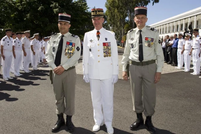 Jeudi 26 juillet 2012 - Le commissaire-colonel Paccaud, le général Jean-François Hogard, et le commissaire Marc de Becdelièvre, lors de la passation de pouvoir au GSBDD (photo D.R)