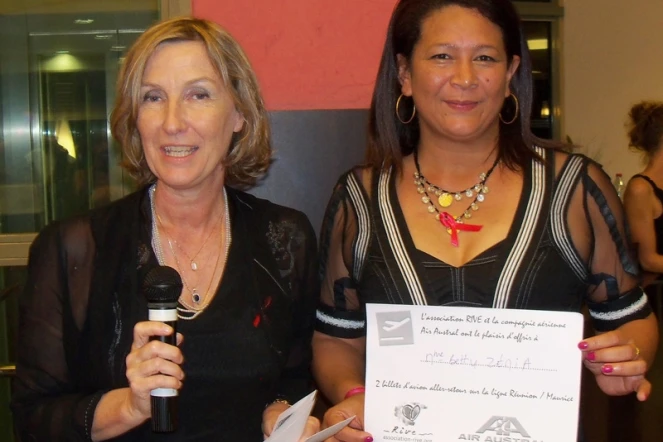 Betty Zémia (à droite) a reçu des mains de Catherine Gaud, présidente de Rive, deux billets d'avion Réunion - Maurice (Photo Rive)