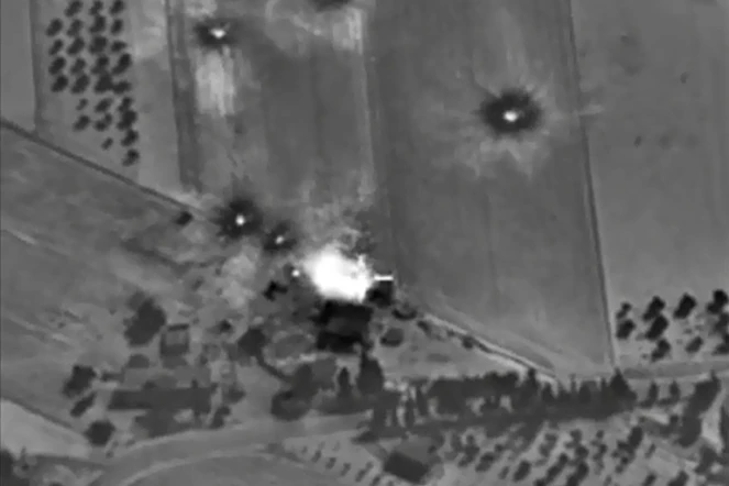 Image tirée d'une vidéo du 30 septembre 2015 diffusée par le ministère russe de la Défense et montrant une frappe de l'aviation russe en Syrie