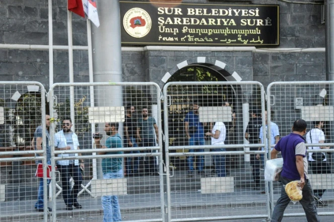 Une opération de la police turque dans un bâtiment de la municipalité le 11 septembre 2016 à Diyarbakir