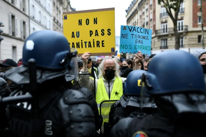 Manifestation contre le pass sanitaire et la vaccination obligatoire des soignants le 7 août 2021 à Neuilly-sur-Seine, près de Paris