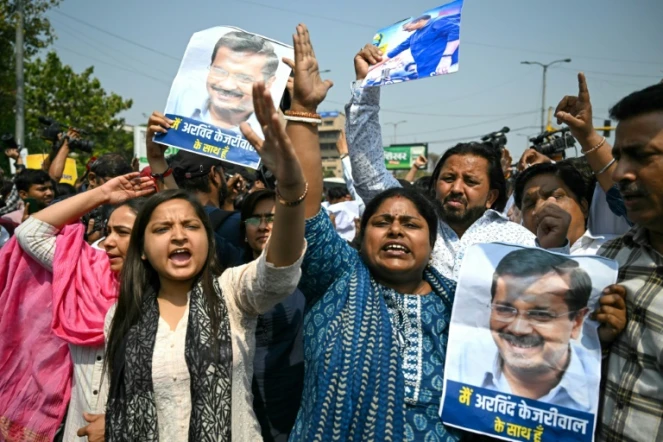 Des partisans d'Arvind Kejriwal, un des dirigeants de l'opposition en Inde, manifestent le 22 mars 2024 pour protester contre son arrestation