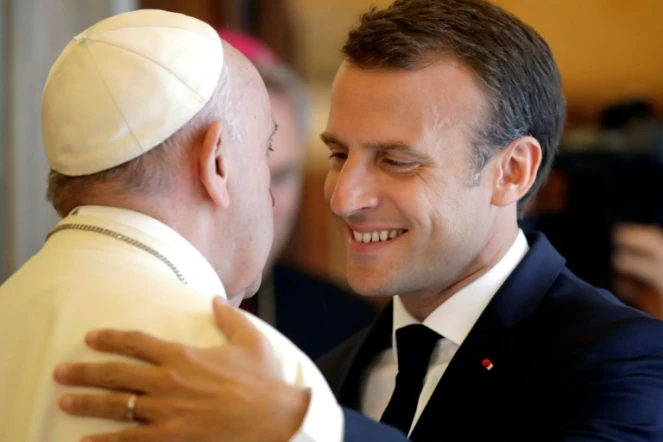 Le président français Emmanuel Macron et le pape François s'embrassent à l'issue d'une entretien de près d'une heure au Vatican, le 26 juin 2018